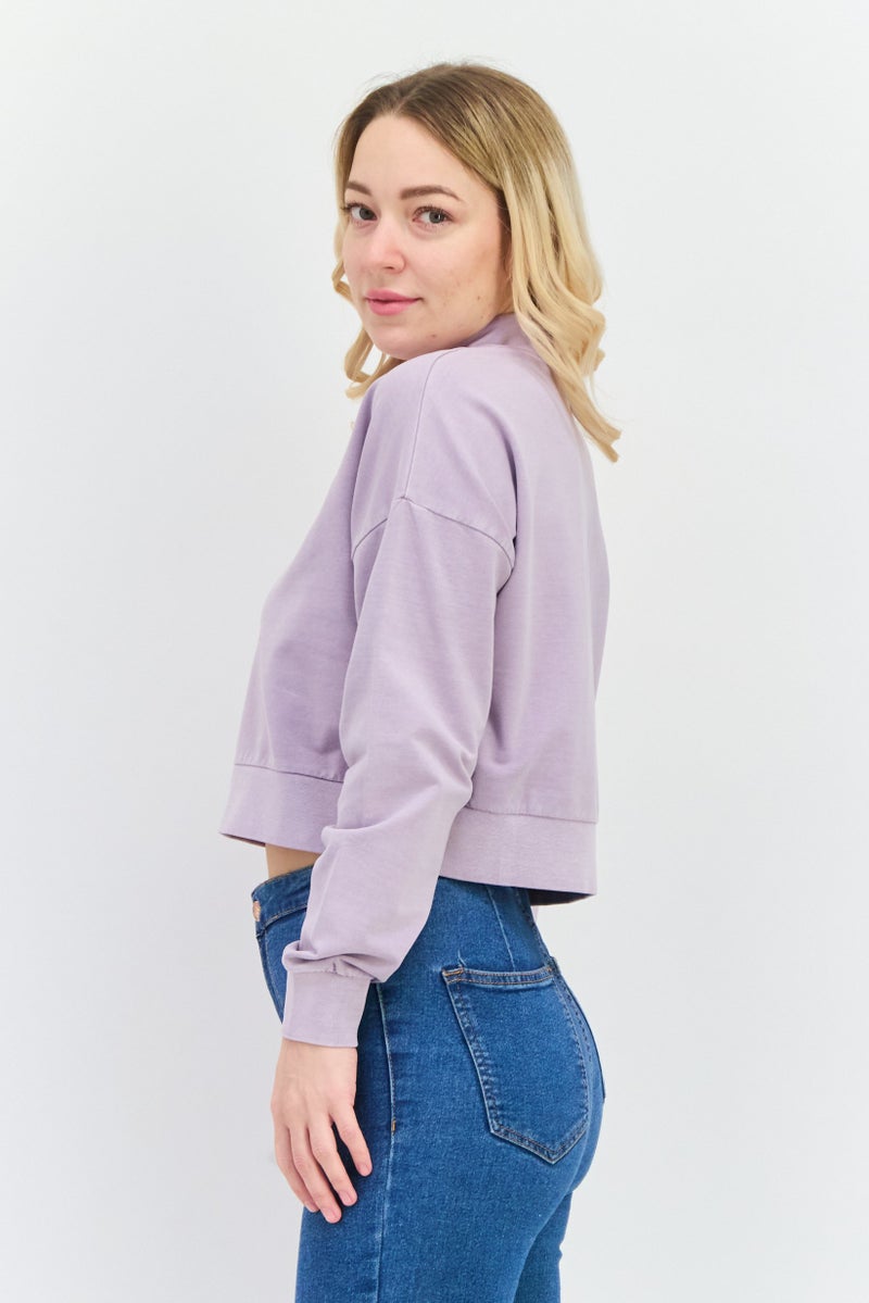 Lyle & Scott سويت شيرت نسائي بأكمام طويلة وياقة منتشرة بشعار العلامة التجارية، سماء بنفسجية - Image 2